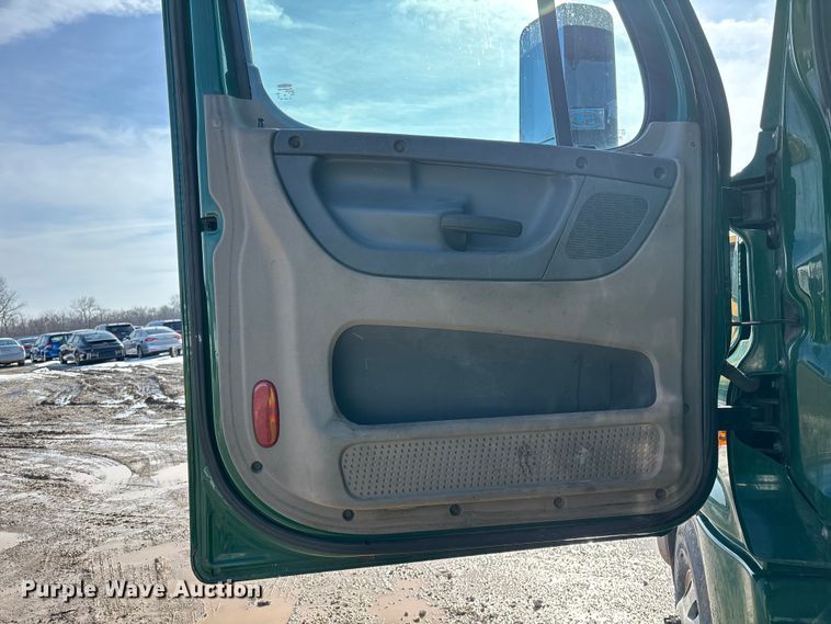 image for item YA2371 2017 Freightliner Cascadia 125 semi truck