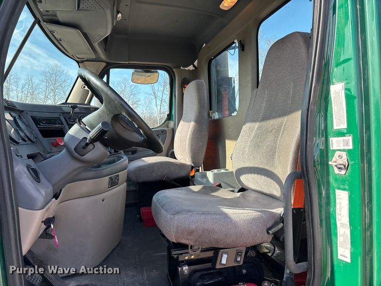 image for item YA2371 2017 Freightliner Cascadia 125 semi truck