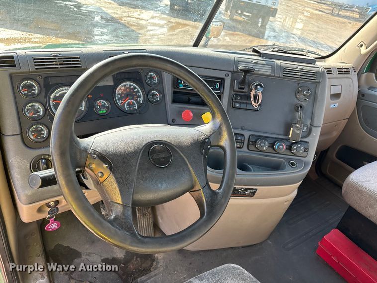 image for item YA2371 2017 Freightliner Cascadia 125 semi truck