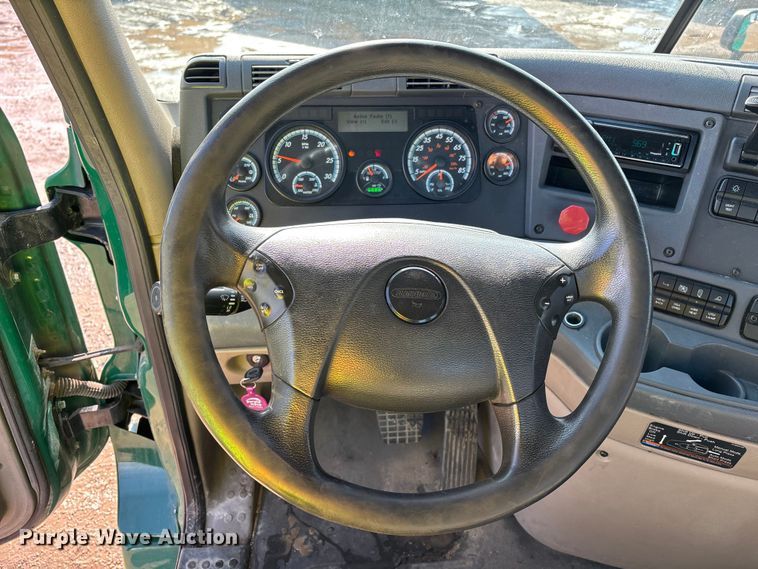 image for item YA2371 2017 Freightliner Cascadia 125 semi truck