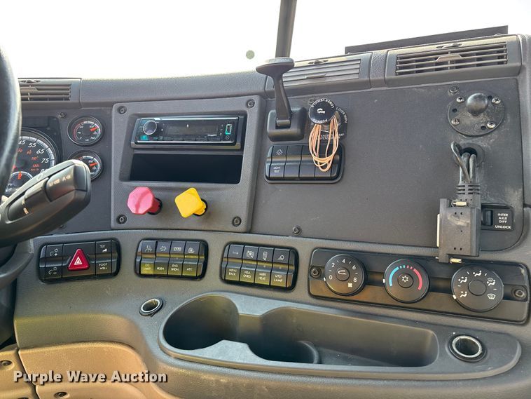 image for item YA2371 2017 Freightliner Cascadia 125 semi truck