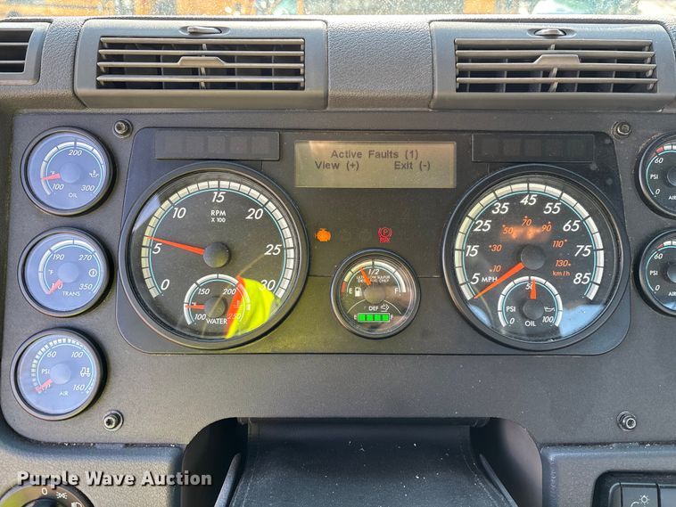 image for item YA2371 2017 Freightliner Cascadia 125 semi truck