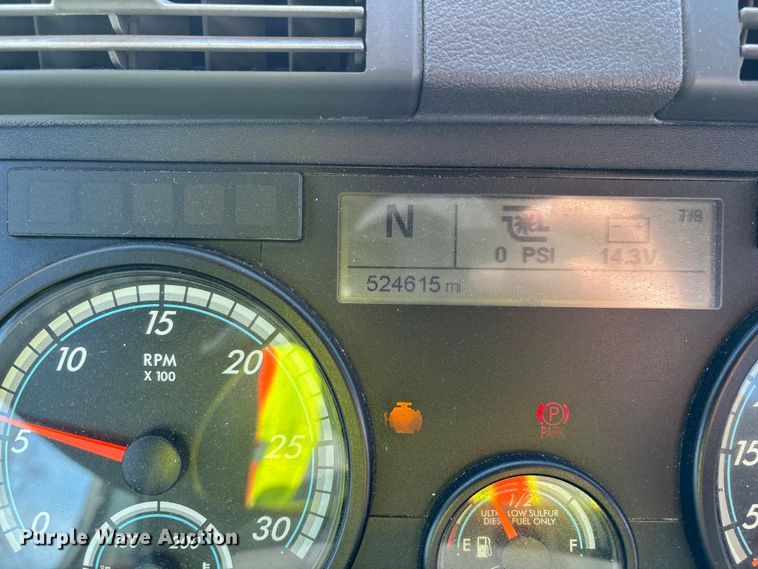 image for item YA2371 2017 Freightliner Cascadia 125 semi truck