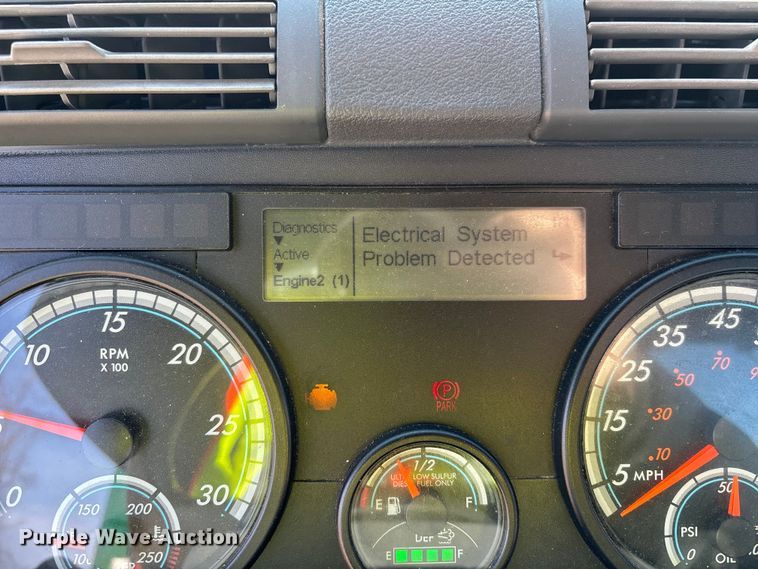 image for item YA2371 2017 Freightliner Cascadia 125 semi truck