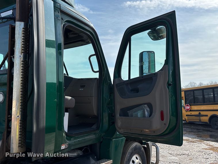 image for item YA2371 2017 Freightliner Cascadia 125 semi truck