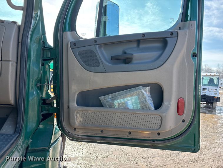 image for item YA2371 2017 Freightliner Cascadia 125 semi truck