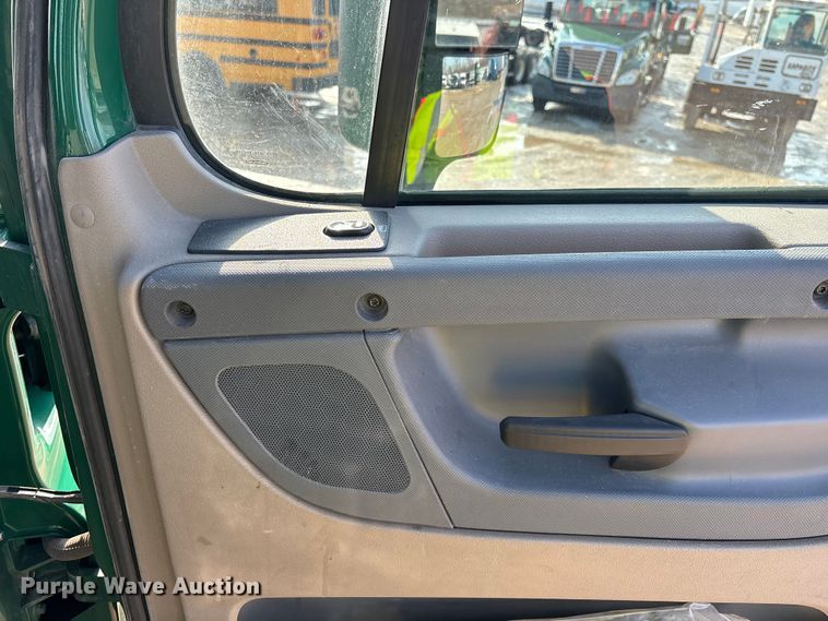 image for item YA2371 2017 Freightliner Cascadia 125 semi truck