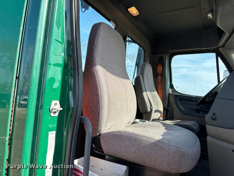 image for item YA2371 2017 Freightliner Cascadia 125 semi truck
