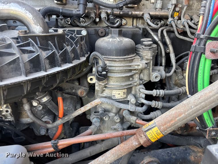 image for item YA2371 2017 Freightliner Cascadia 125 semi truck