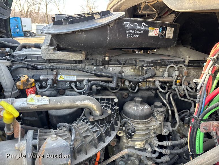 image for item YA2371 2017 Freightliner Cascadia 125 semi truck