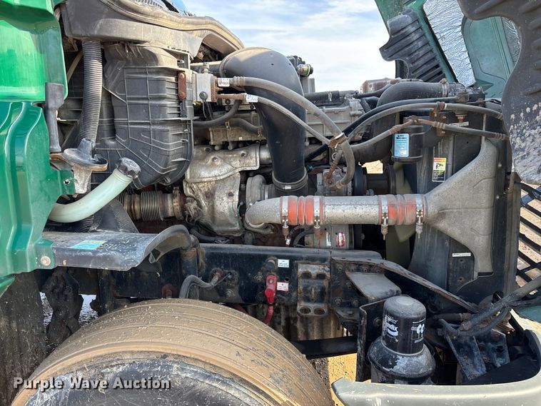 image for item YA2371 2017 Freightliner Cascadia 125 semi truck