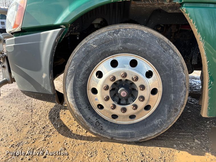 image for item YA2371 2017 Freightliner Cascadia 125 semi truck