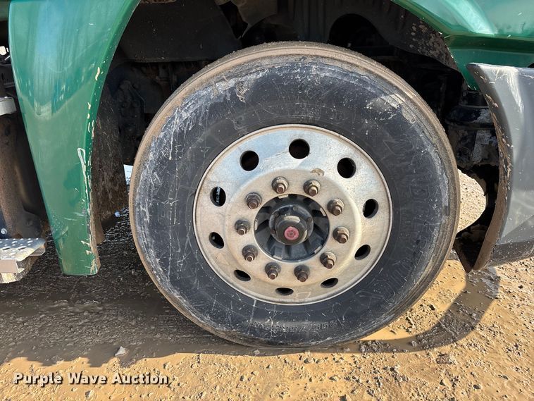 image for item YA2371 2017 Freightliner Cascadia 125 semi truck