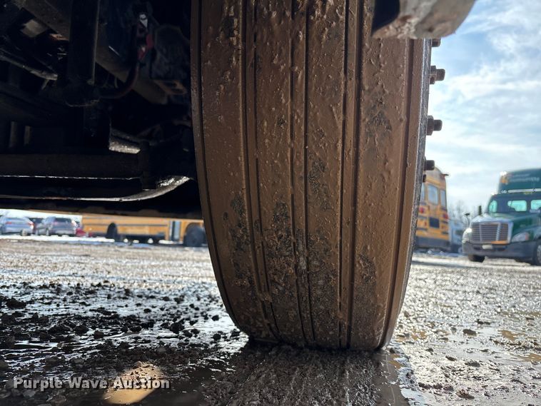 image for item YA2371 2017 Freightliner Cascadia 125 semi truck