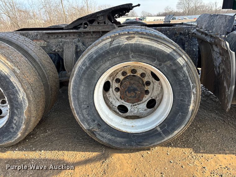 image for item YA2371 2017 Freightliner Cascadia 125 semi truck