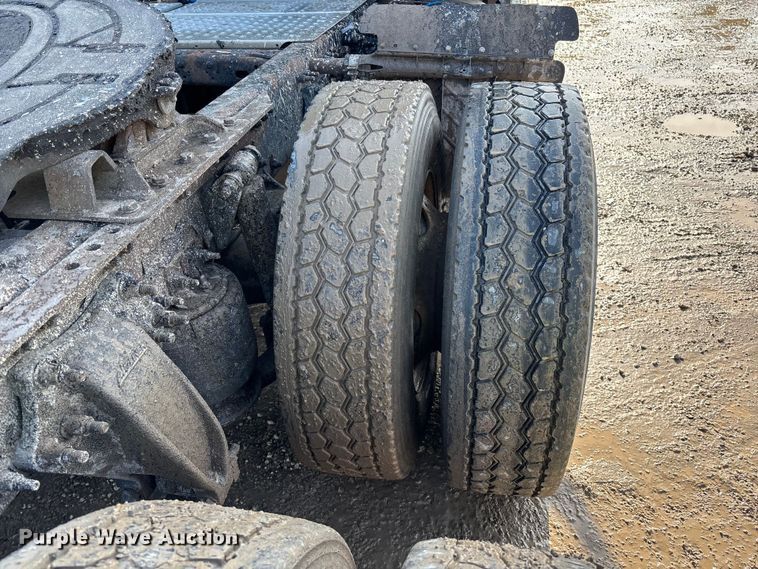 image for item YA2371 2017 Freightliner Cascadia 125 semi truck