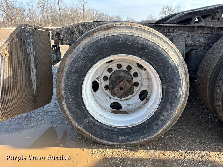 image for item YA2371 2017 Freightliner Cascadia 125 semi truck