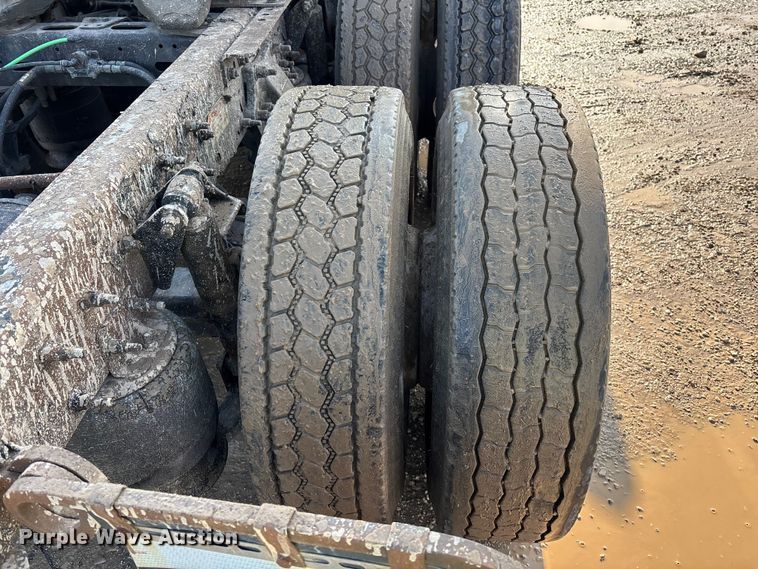 image for item YA2371 2017 Freightliner Cascadia 125 semi truck