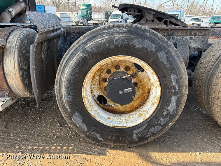 image for item YA2371 2017 Freightliner Cascadia 125 semi truck