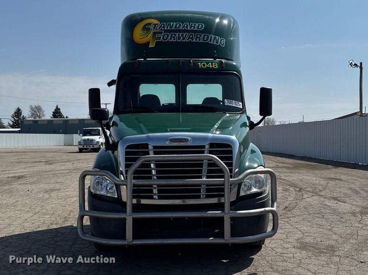 image for item YA2386 2017 Freightliner Cascadia 125 semi truck