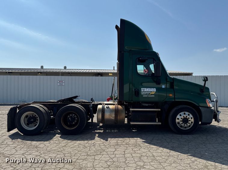 image for item YA2386 2017 Freightliner Cascadia 125 semi truck