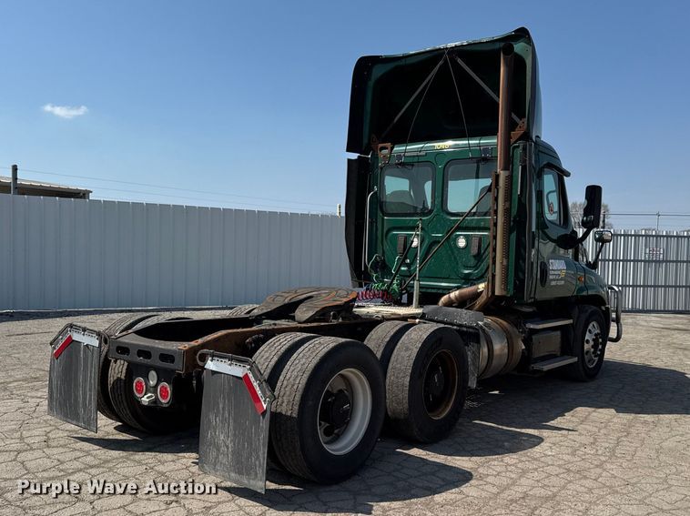 image for item YA2386 2017 Freightliner Cascadia 125 semi truck