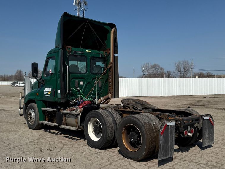 image for item YA2386 2017 Freightliner Cascadia 125 semi truck