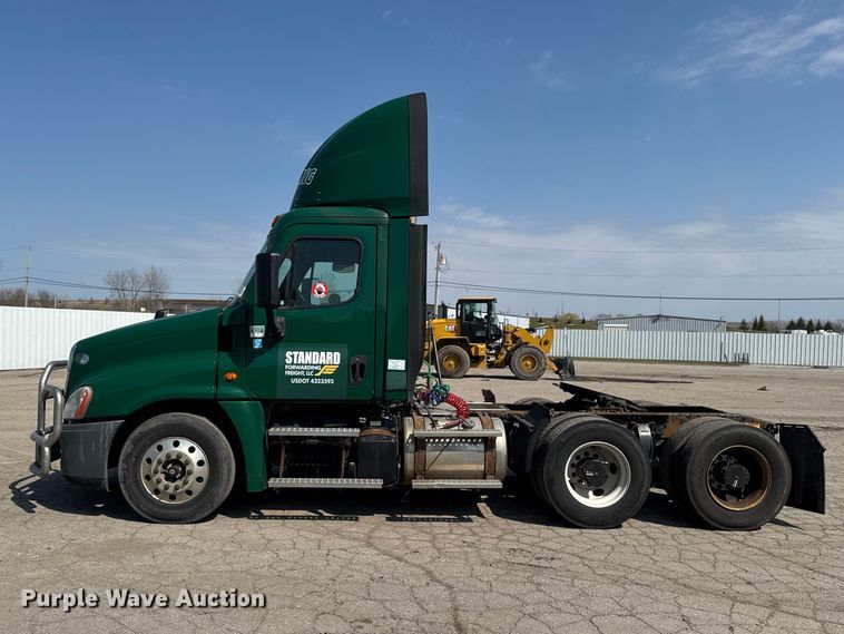 image for item YA2386 2017 Freightliner Cascadia 125 semi truck