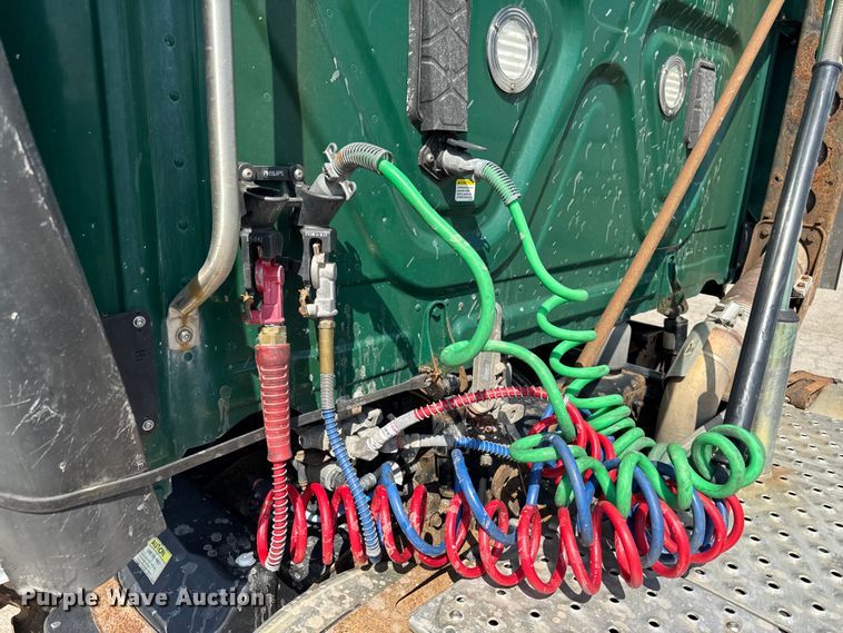 image for item YA2386 2017 Freightliner Cascadia 125 semi truck