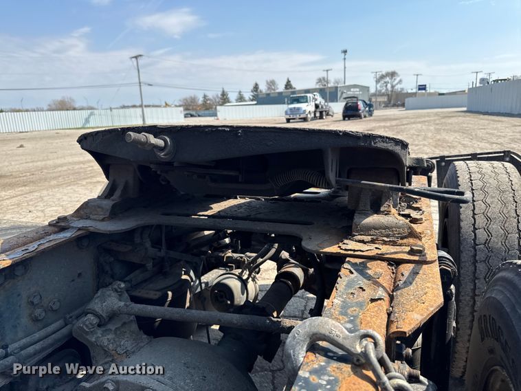 image for item YA2386 2017 Freightliner Cascadia 125 semi truck