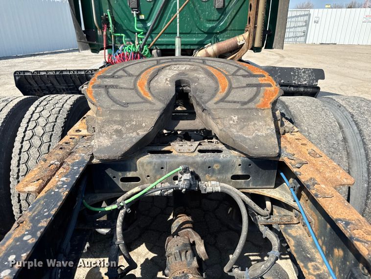 image for item YA2386 2017 Freightliner Cascadia 125 semi truck