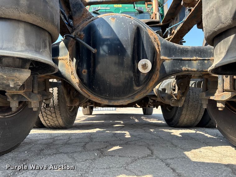 image for item YA2386 2017 Freightliner Cascadia 125 semi truck