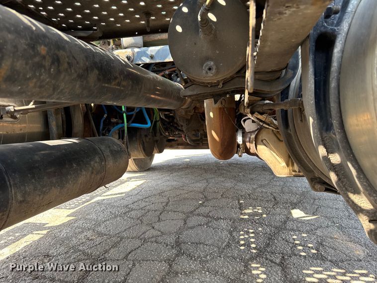 image for item YA2386 2017 Freightliner Cascadia 125 semi truck