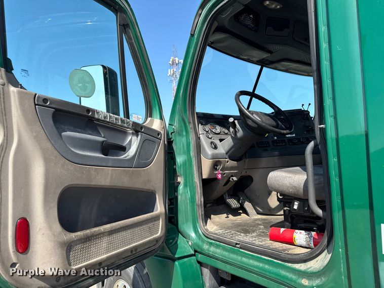 image for item YA2386 2017 Freightliner Cascadia 125 semi truck