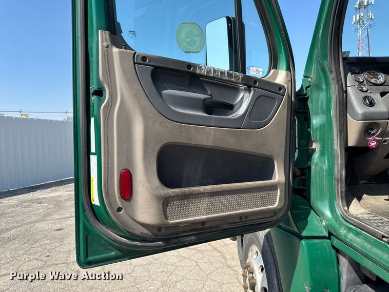 image for item YA2386 2017 Freightliner Cascadia 125 semi truck