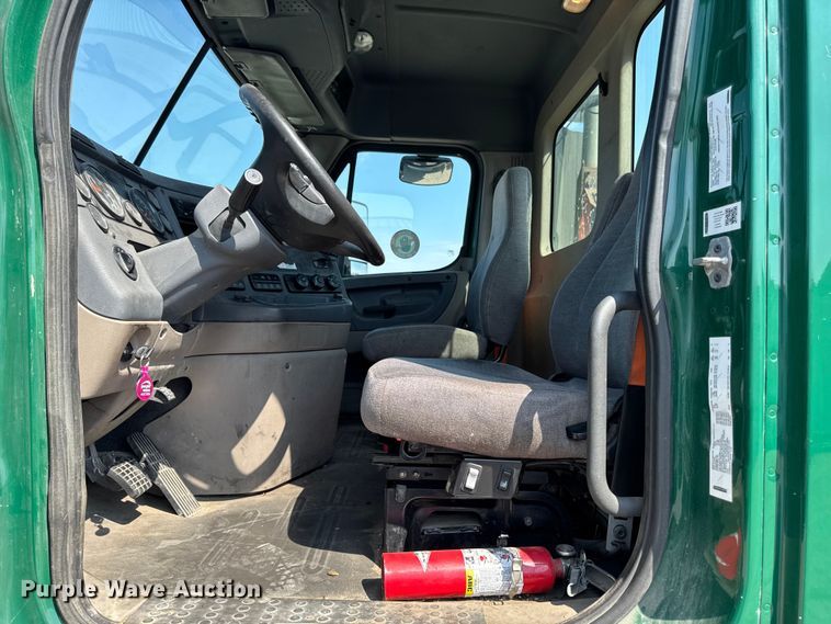 image for item YA2386 2017 Freightliner Cascadia 125 semi truck