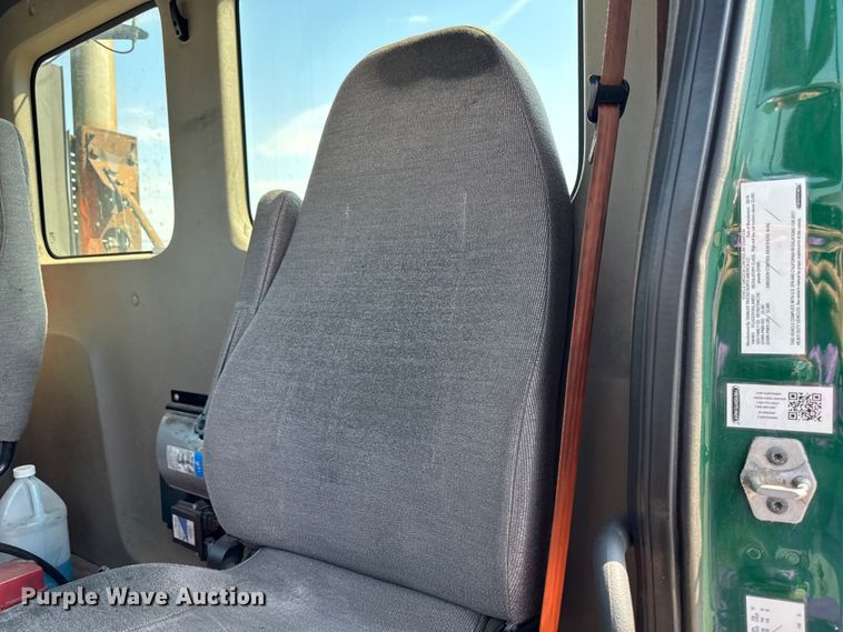 image for item YA2386 2017 Freightliner Cascadia 125 semi truck