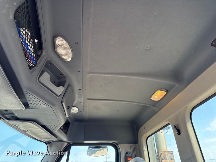 image for item YA2386 2017 Freightliner Cascadia 125 semi truck