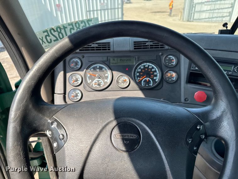 image for item YA2386 2017 Freightliner Cascadia 125 semi truck