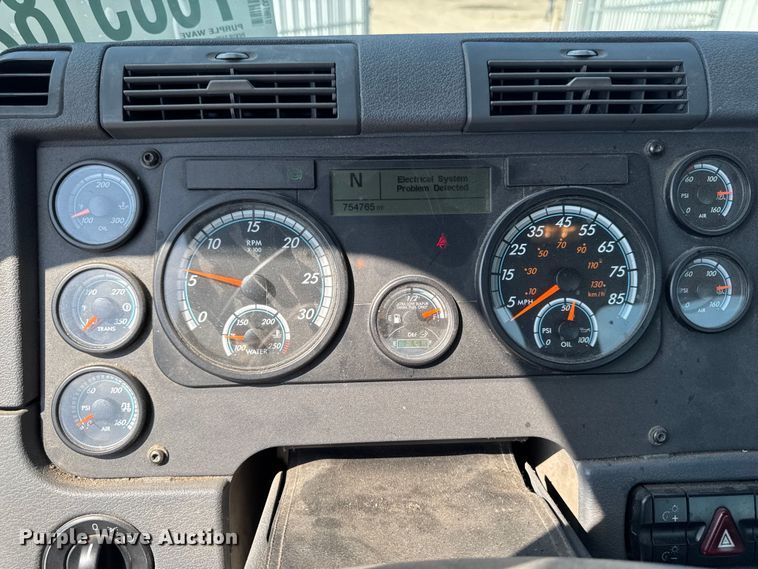 image for item YA2386 2017 Freightliner Cascadia 125 semi truck