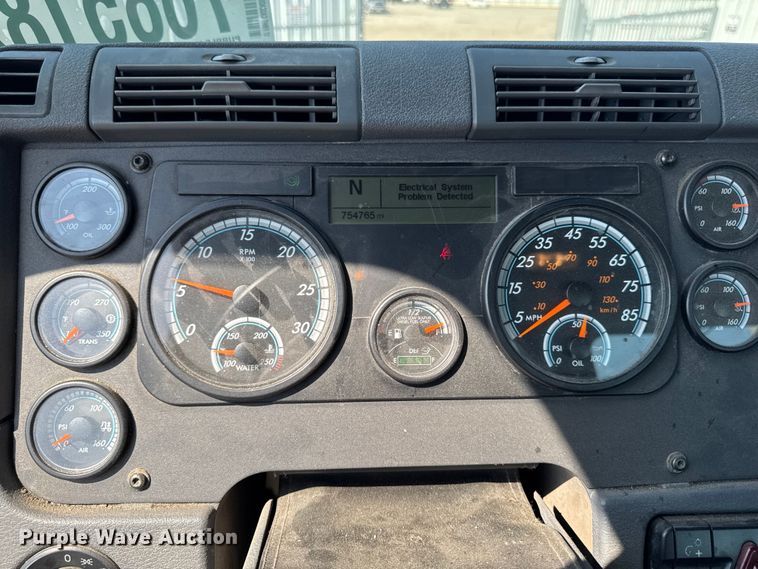 image for item YA2386 2017 Freightliner Cascadia 125 semi truck