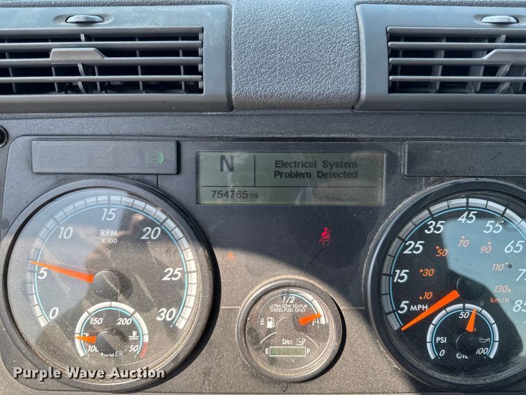 image for item YA2386 2017 Freightliner Cascadia 125 semi truck