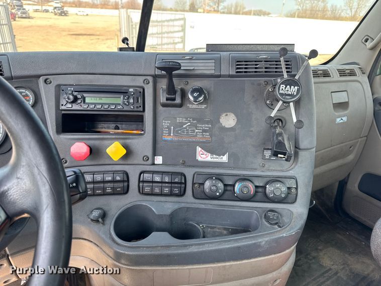 image for item YA2386 2017 Freightliner Cascadia 125 semi truck