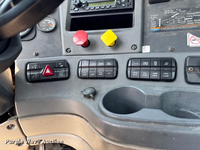 image for item YA2386 2017 Freightliner Cascadia 125 semi truck