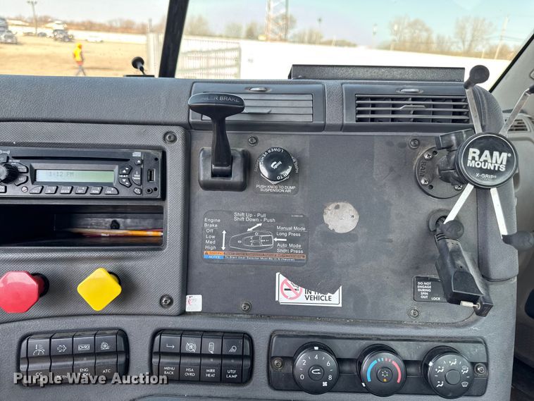 image for item YA2386 2017 Freightliner Cascadia 125 semi truck