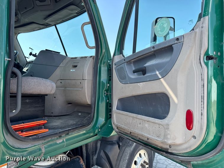 image for item YA2386 2017 Freightliner Cascadia 125 semi truck