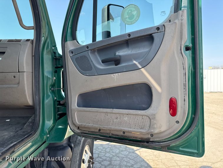 image for item YA2386 2017 Freightliner Cascadia 125 semi truck