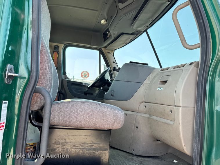 image for item YA2386 2017 Freightliner Cascadia 125 semi truck