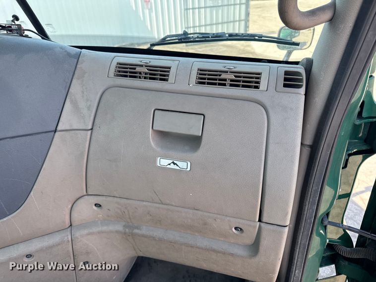 image for item YA2386 2017 Freightliner Cascadia 125 semi truck