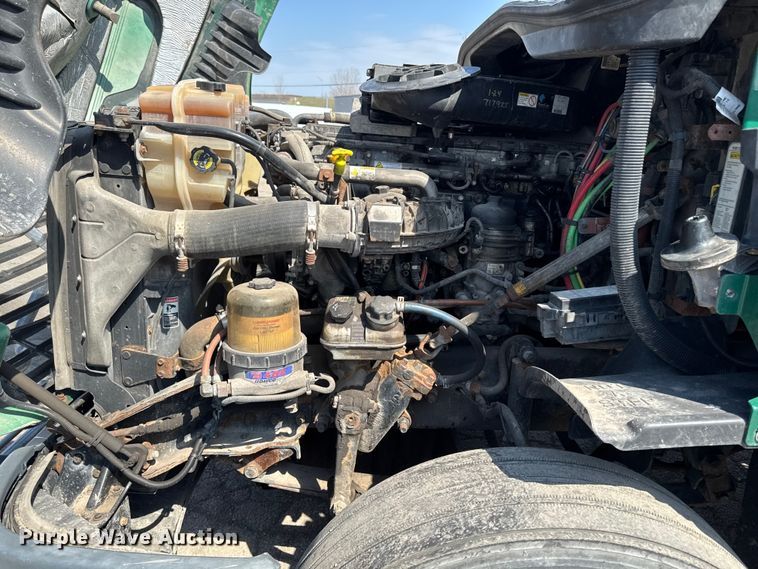 image for item YA2386 2017 Freightliner Cascadia 125 semi truck